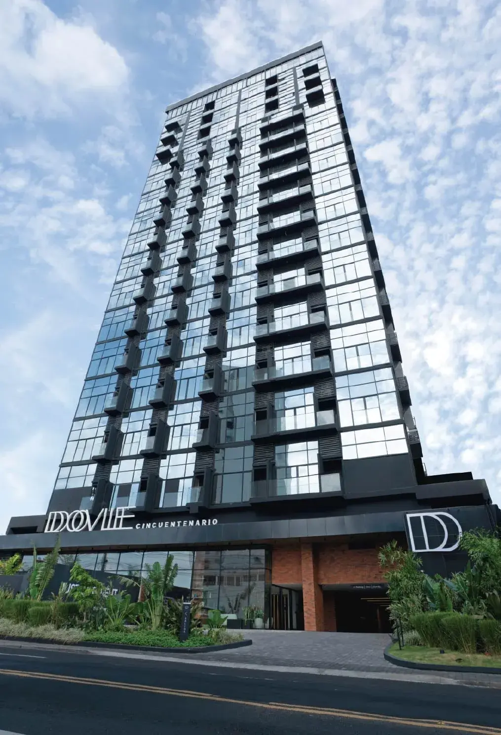 The completed Dovle Cincuentenario tower on Vía Cincuentenario.