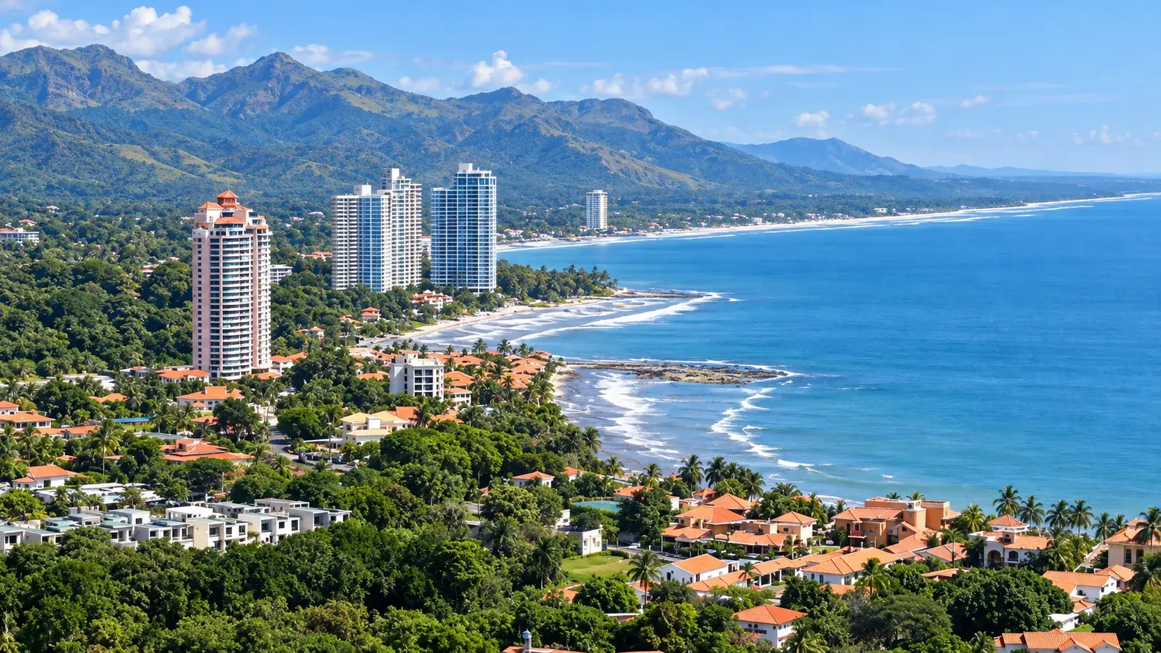 Vista elevada de un pueblo playero panameño: torres residenciales frente al mar, villas de techo de barro entre los árboles y montañas verdes al fondo