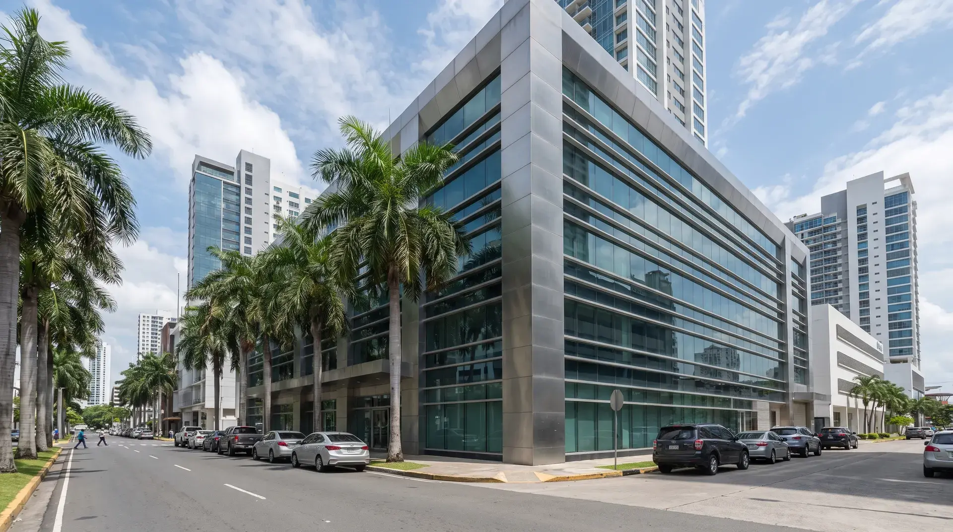 La fachada de vidrio y acero de un edificio bancario moderno en el distrito financiero de Calle 50, en la Ciudad de Panamá