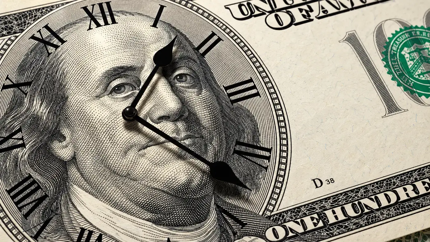 Un reloj superpuesto sobre un billete estadounidense, que evoca cómo el plazo de conversión ante la ANATI depende de la vía de titulación que le toque a la parcela